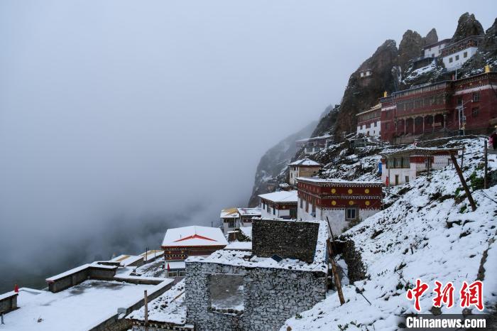 位于孜珠山頂的寺廟被云霧環繞，猶如仙境。　江飛波 攝