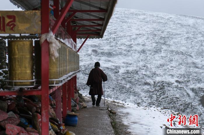 孜珠寺與雪山風光?！〗w波 攝