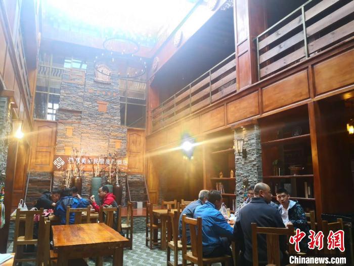 圖為扎尕那的藏式民宿酒店中，游客正在用餐?！∈缝o靜 攝