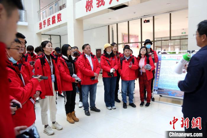 圖為中外媒體采訪三江源國(guó)家公園瀾滄江源園區(qū)生態(tài)保護(hù)成效。　張?zhí)砀?攝