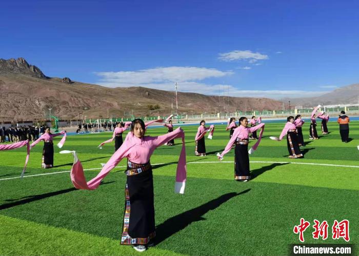 圖為青海師范大學附屬玉樹實驗學校學生在綠茵場跳起囊謙古舞—卓根瑪?！“讋?攝