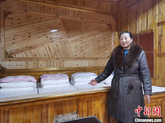 圖為德吉村村民鬧尖措介紹自家農(nóng)家樂。　祁增蓓 攝