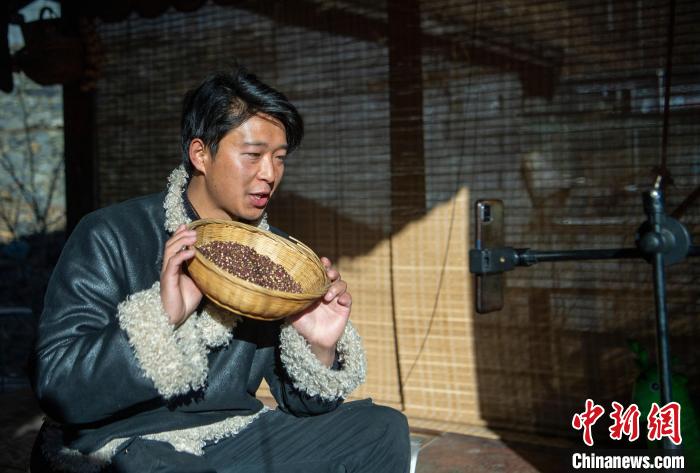 洛桑在鏡頭前介紹家鄉特產?！⒅铱?攝