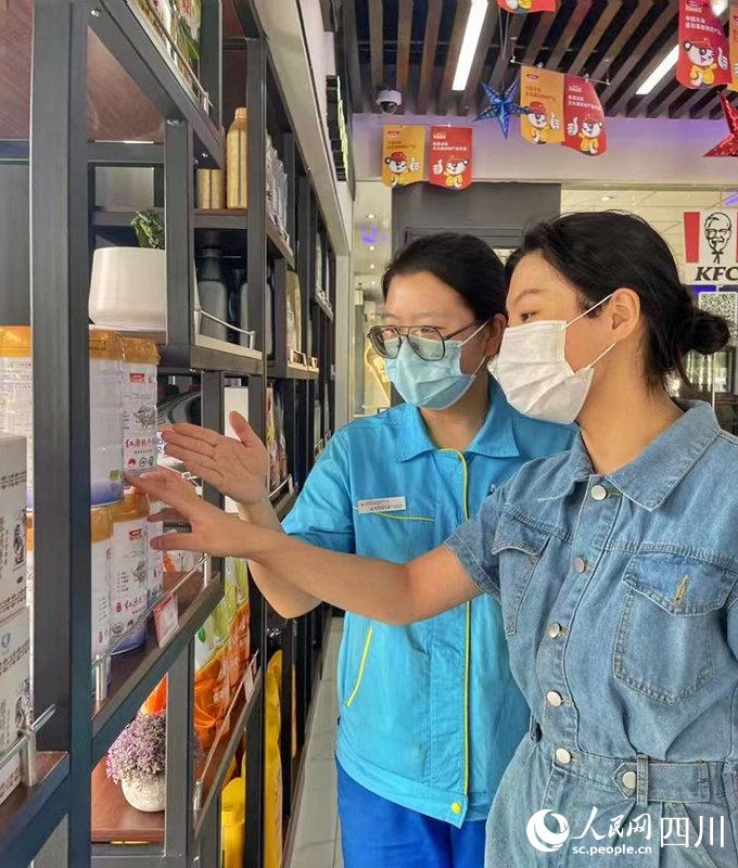 顧客可以在川內中國石油加油站便利店內選購到品質純正的紅原奶粉。張霞攝