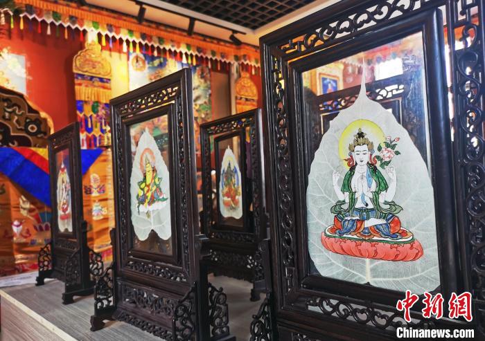 圖為久美尖措創(chuàng)作的藝術品。　張?zhí)砀?攝