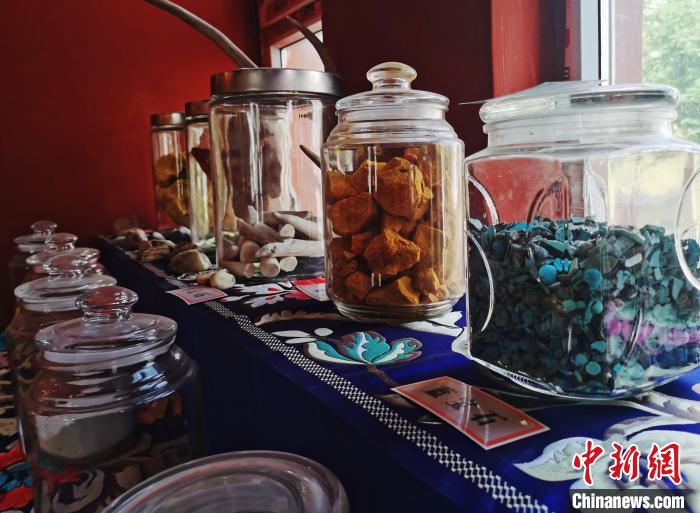 圖為唐卡繪畫礦物顏料展示。　張?zhí)砀?攝