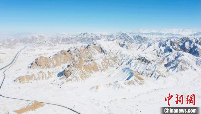 圖為無人機航拍高原雪景。　都蘭縣融媒體中心供圖