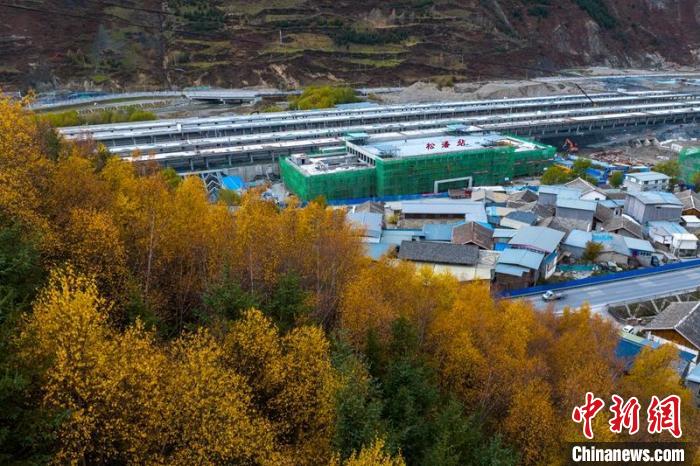 正在建設(shè)的成蘭鐵路松潘站。　劉忠俊 攝