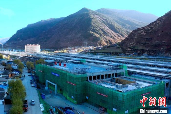 正在建設(shè)中的成蘭鐵路松潘站。　劉忠俊 攝