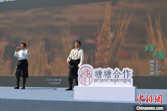 “康巴漢子”現場獻唱。　朱凌捷 攝