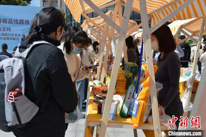 活動現場高校師生選購理塘農特產品?！≈炝杞?攝