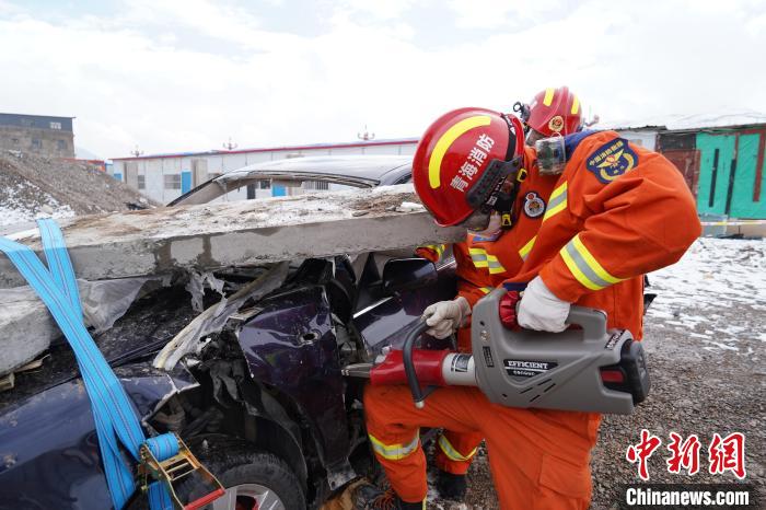 圖為地震實戰拉動現場，參演人員進行車輛破拆?！∮駱湎拦﹫D