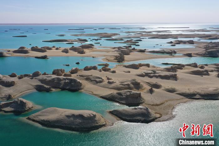 航拍青海大柴旦烏素特水上雅丹奇特景觀?！●R銘言 攝