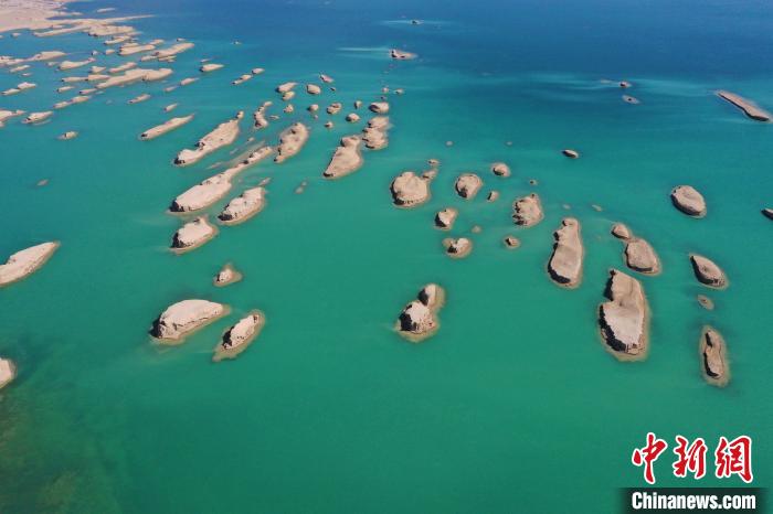 航拍青海大柴旦烏素特水上雅丹奇特景觀?！●R銘言 攝