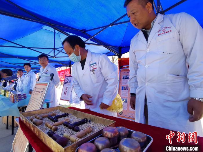 圖為青海省循化縣的國家級非遺項目尤闕療法的器械展示?！執砀?攝