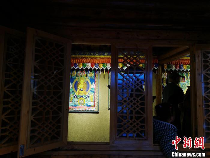 圖為作為展廳的古堡內一座土木二層結構“廊房式”建筑。　張添福 攝