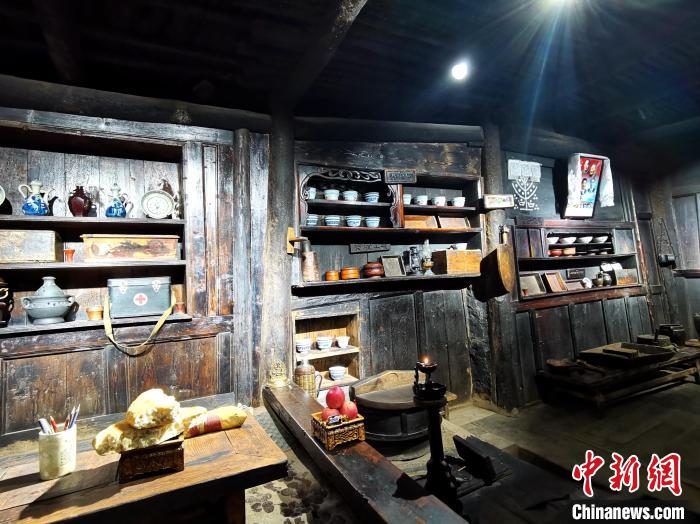 圖為古堡內生活場景展示。　張添福 攝