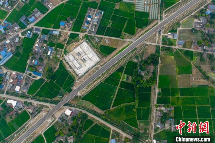 空中俯瞰綿竹牽引變電所和川青鐵路成黃段鐵路線?！⒅铱?攝