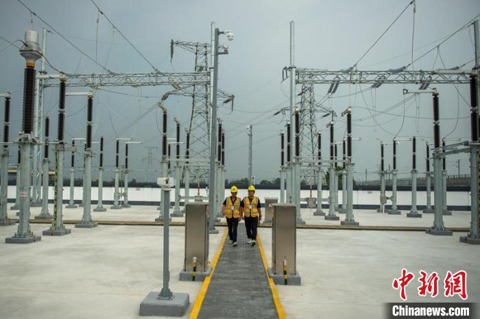工作人員正在綿竹牽引變電所內巡查設備受電運行情況?！⒅铱?攝