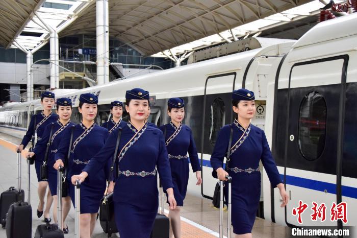 圖為青藏鐵路西格段“復興號”動車組乘務員新制服亮相?！|科力加 攝