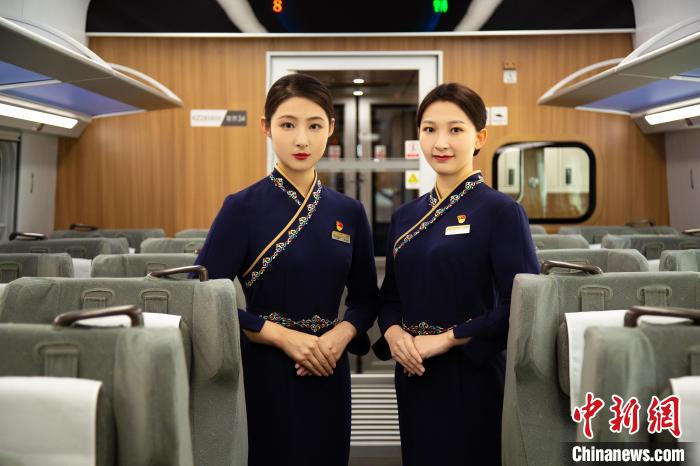 圖為整體色彩以“深藏青”為主調的西格段“復興號”動車組乘務員新制服?！±罾?攝