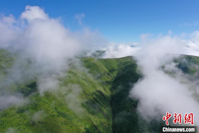 航拍賽來塘鎮山間云霧繚繞。　馬銘言 攝
