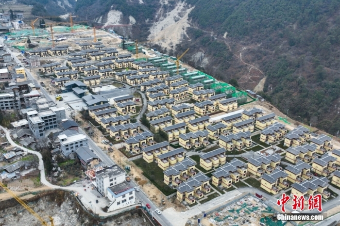 圖為2月1日，瀘定磨西鎮(zhèn)震后重建的安置小區(qū)。(無人機照片)<a target='_blank' href='/'><p  align=