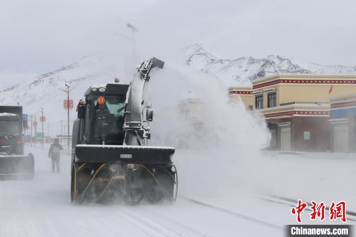 圖為該支隊(duì)官兵正在清理路面積雪。　董尼么太 攝