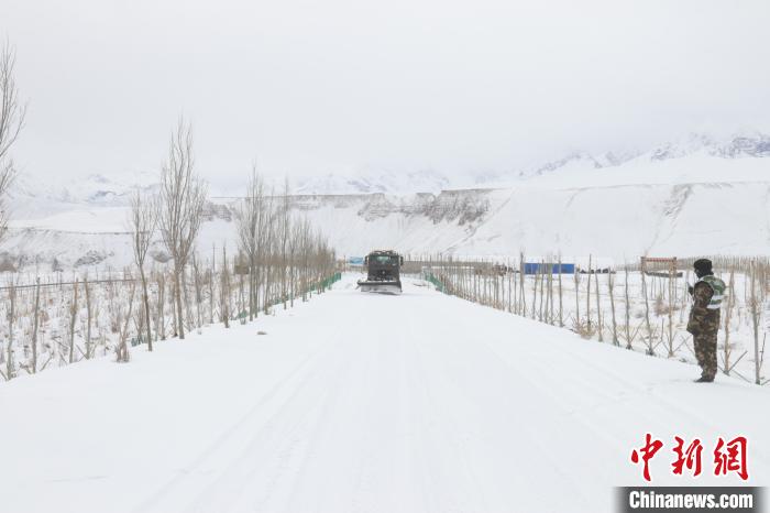 圖為救援官兵正在緊急清理路面積雪?！《崦刺?攝