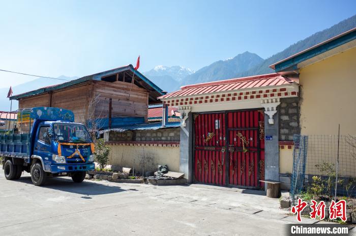 圖為林芝下察隅鎮(zhèn)布巴村村民家門口停放著貨運(yùn)車輛。　江飛波 攝