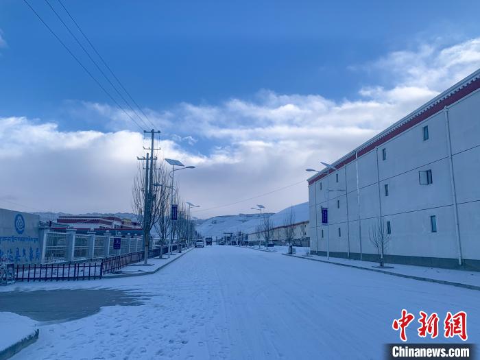 圖為西藏札達(dá)縣街道被積雪覆蓋。　強(qiáng)久 攝