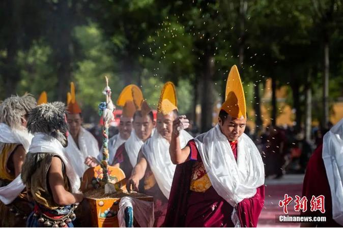 資料圖：扎什倫布寺跳神活動結(jié)束后，僧眾依次拋撒“切瑪”盒中的青稞祈福。<a target='_blank' ><p  align=