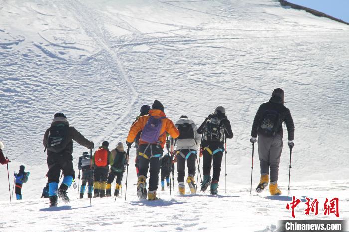 圖為2019年，普通民眾在洛堆峰體驗(yàn)登雪山活動(dòng)。資料圖 趙朗 攝