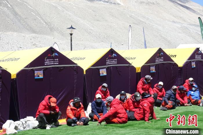 5月9日，登山隊員在珠峰北坡登山大本營歇息?！∪轿木?攝