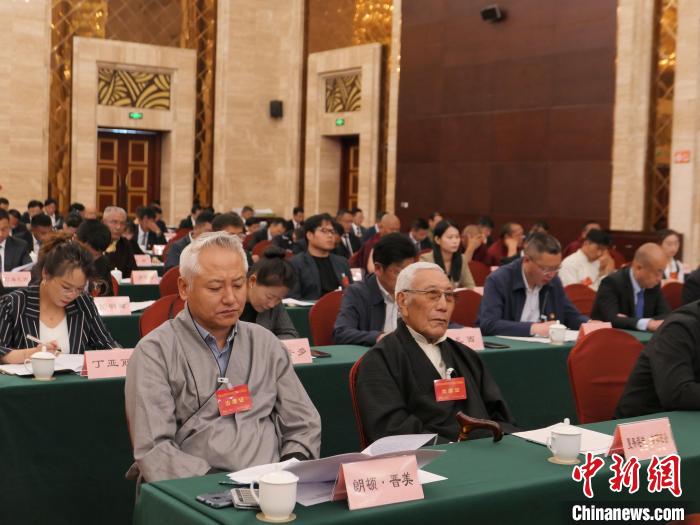 圖為西藏自治區各族各界慶祝中國共產黨成立100周年座談會現場?！≈x牧 攝