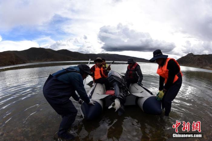 圖為科考隊員準備乘快艇前往浪錯湖中心開展科考作業。 <a target='_blank' ><p  align=