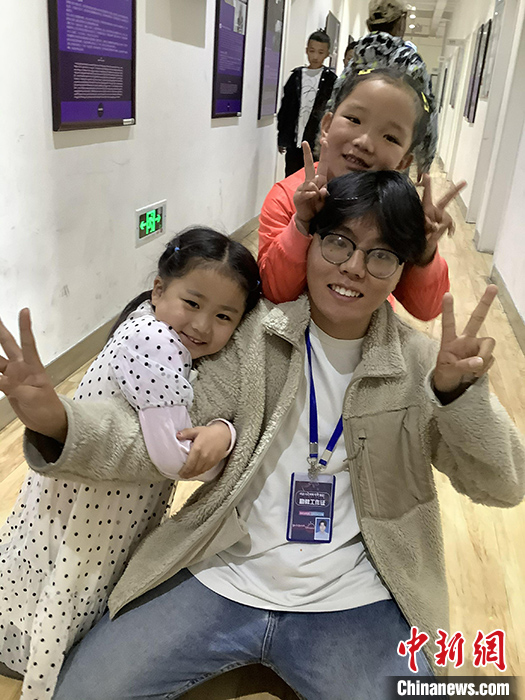 “Z世代”旦真旺加認(rèn)為，拉薩是一座開放與包容的城市，記憶中的拉薩是彩色的。2021年，旦真旺加從浙江大學(xué)漢語言文學(xué)專業(yè)畢業(yè)后，他選擇回到拉薩，成為一名漢語文實(shí)習(xí)助教。圖為8月4日，旦真旺加在課間陪學(xué)生玩耍。 <a target='_blank' ><p  align=