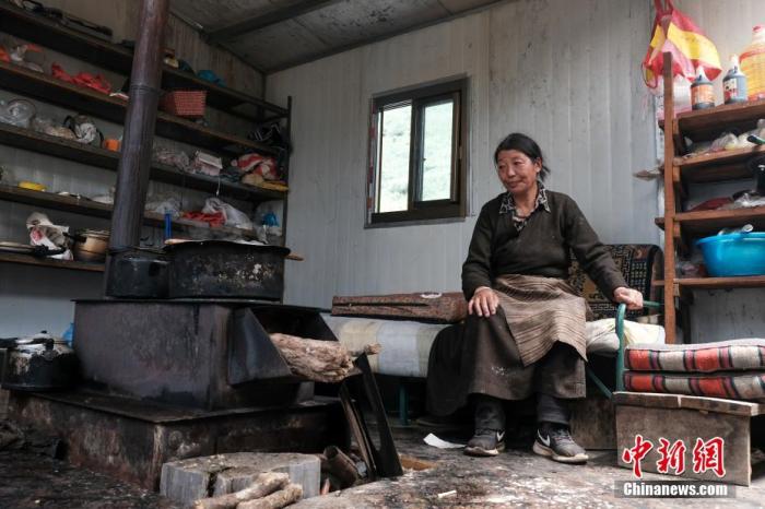 圖為8月6日，“玉麥姐妹”央宗在自家牧場放牧點的小屋里，她傳承了父親的生活習慣，喜歡待在牧場。 <a target='_blank' ></p><p  align=