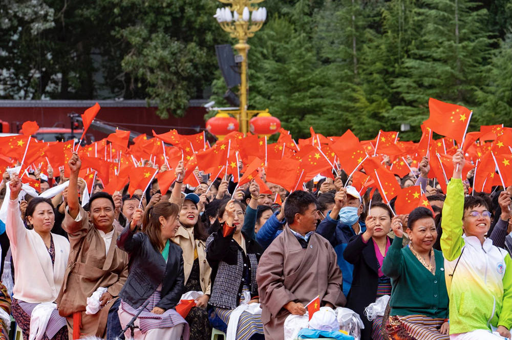 8月19日10時(shí)，慶祝西藏和平解放70周年大會在拉薩市布達(dá)拉宮廣場隆重舉行。徐馭堯 攝
