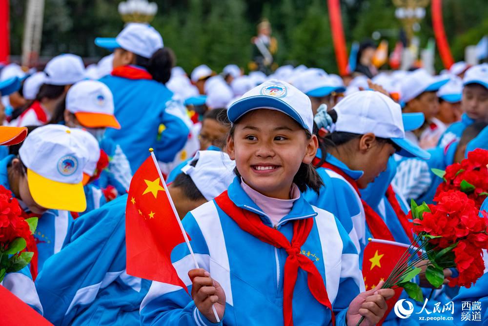 8月19日10時(shí)，慶祝西藏和平解放70周年大會在拉薩市布達(dá)拉宮廣場隆重舉行。徐馭堯 攝