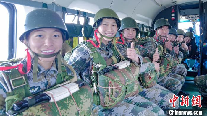 圖為女兵們在直升機上準備跳傘?！⊥跏鰱| 攝
