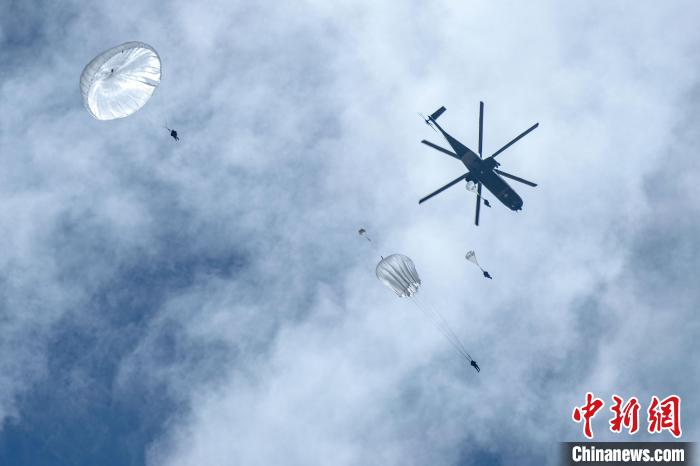 圖為傘降女兵在空中開傘?！⊥跏鰱| 攝