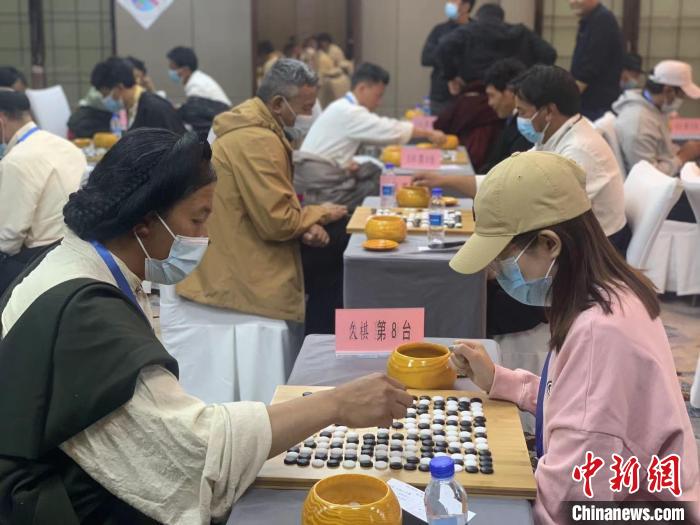 圖為參賽選手正在進行藏棋對弈?！≈x牧 攝