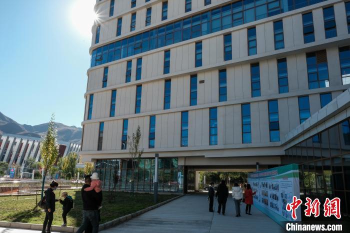 因疫情防控需要，此次義診活動進行了人數限定。圖為西藏民眾帶著孩子到醫院就診。　江飛波 攝