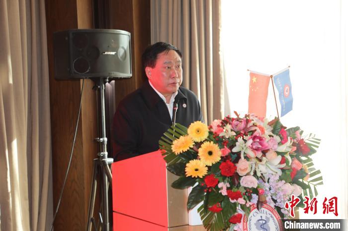 圖為中國非公立醫(yī)療機構協(xié)會常務副會長兼秘書長郝德明致辭。　韓相澤 攝