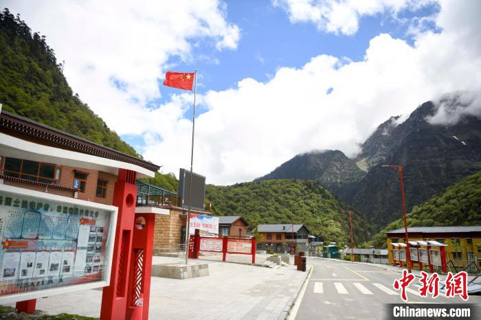玉麥鄉(xiāng)內(nèi)道路變成了硬化路。　楊華峰 攝