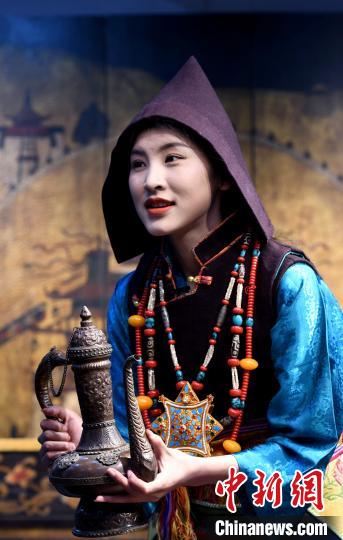 圖為西藏自治區級非遺項目——山南浪卡子縣的羊卓服飾?！±盍?攝