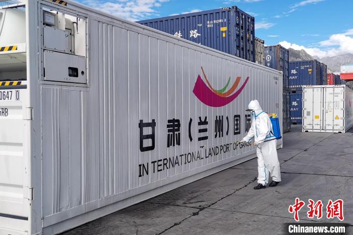 9月9日，甘肅省援助拉薩700噸生活物資“乘冷鏈專列”抵達(dá)拉薩。　國(guó)鐵青藏集團(tuán)有限公司拉薩車務(wù)段 供圖