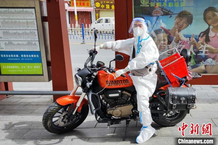 圖為西藏阜康醫療工作人員騎摩托為居家防疫市民送藥。　受訪者供圖