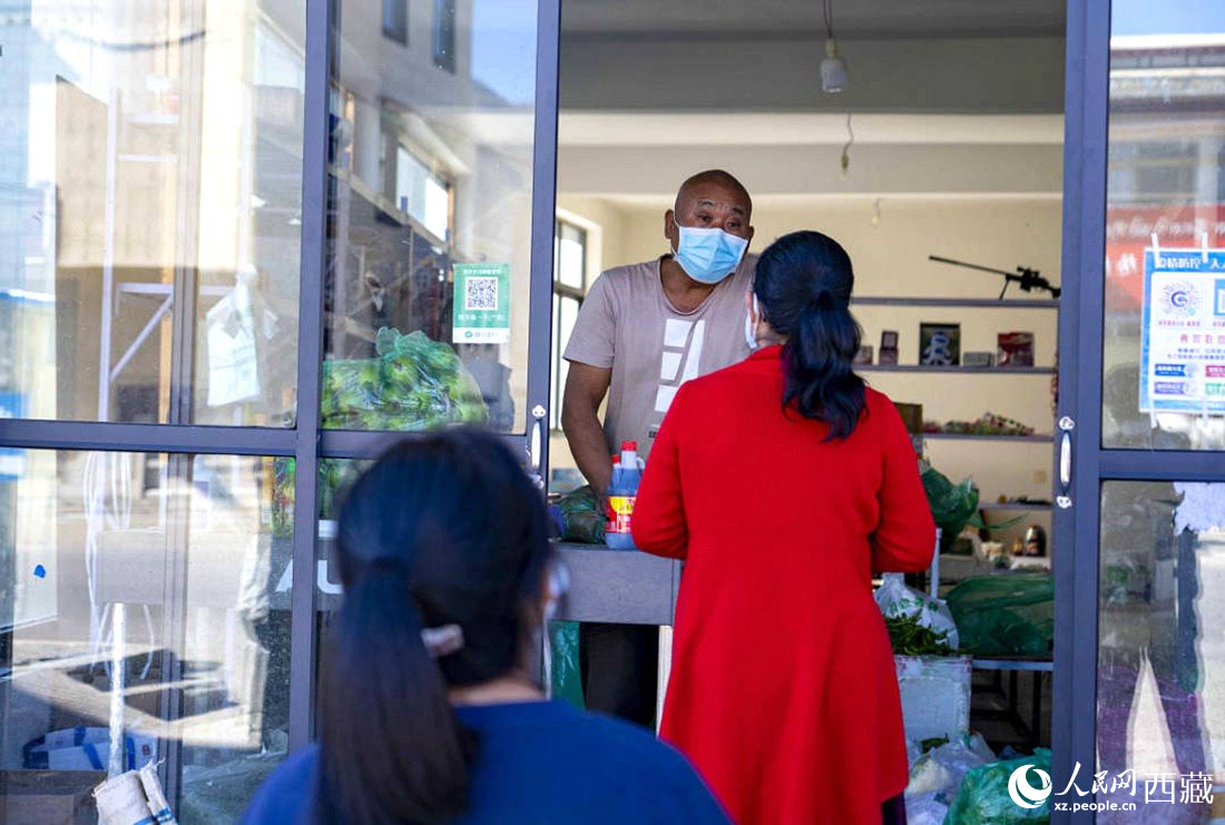 市民們有序排隊購買早餐。人民網 次仁羅布攝